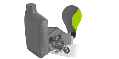 Ein Motorrad steht vor einem Schuppen. Im Hintergrund ist eine Gl&uuml;hbirne und im Vordergrund eine &Ouml;ldose