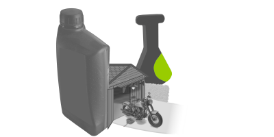 Ein Motorrad steht vor einem Schuppen. Im Hintergrund ist eine Elmeierkolben und im Vordergrund eine &Ouml;ldose