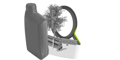 Hinter eine &Ouml;ldose ist eine Baum mit einigen Holzst&auml;mmen sowie eine Motors&auml;ge und eine Axt zu sehen. Im Hintergrund ist eine Lupe.