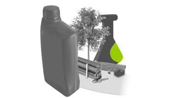 Hinter eine &Ouml;ldose ist eine Baum mit einigen Holzst&auml;mmen sowie eine Motors&auml;ge und eine Axt zu sehen. Im Hintergrund ist eine Elmeier Kolben..