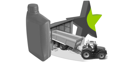 Ein Traktor mit einem Anh&auml;nger steht vor einer Halle. Im Vordergrund ist eine &Ouml;ldose und im Hintergrund ein Stern.