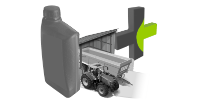 Ein Traktor steht mit einem Anh&auml;nger vor einer Halle. Im Hintergrund ist ein Plus Zeichen und im Vordergrund eine &Ouml;ldose