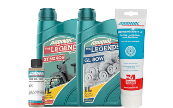 Verschiedene Produkte aus dem Addinol Sortiment - passend f&uuml;r Simson Modelle. Zum einen ist eine kleine Dose Gabel&ouml;l zu sehen sowie ein Liter Misch&ouml;l und Getriebe&ouml;l. Als letztes ist eine Schmierfett Tube zu sehen.